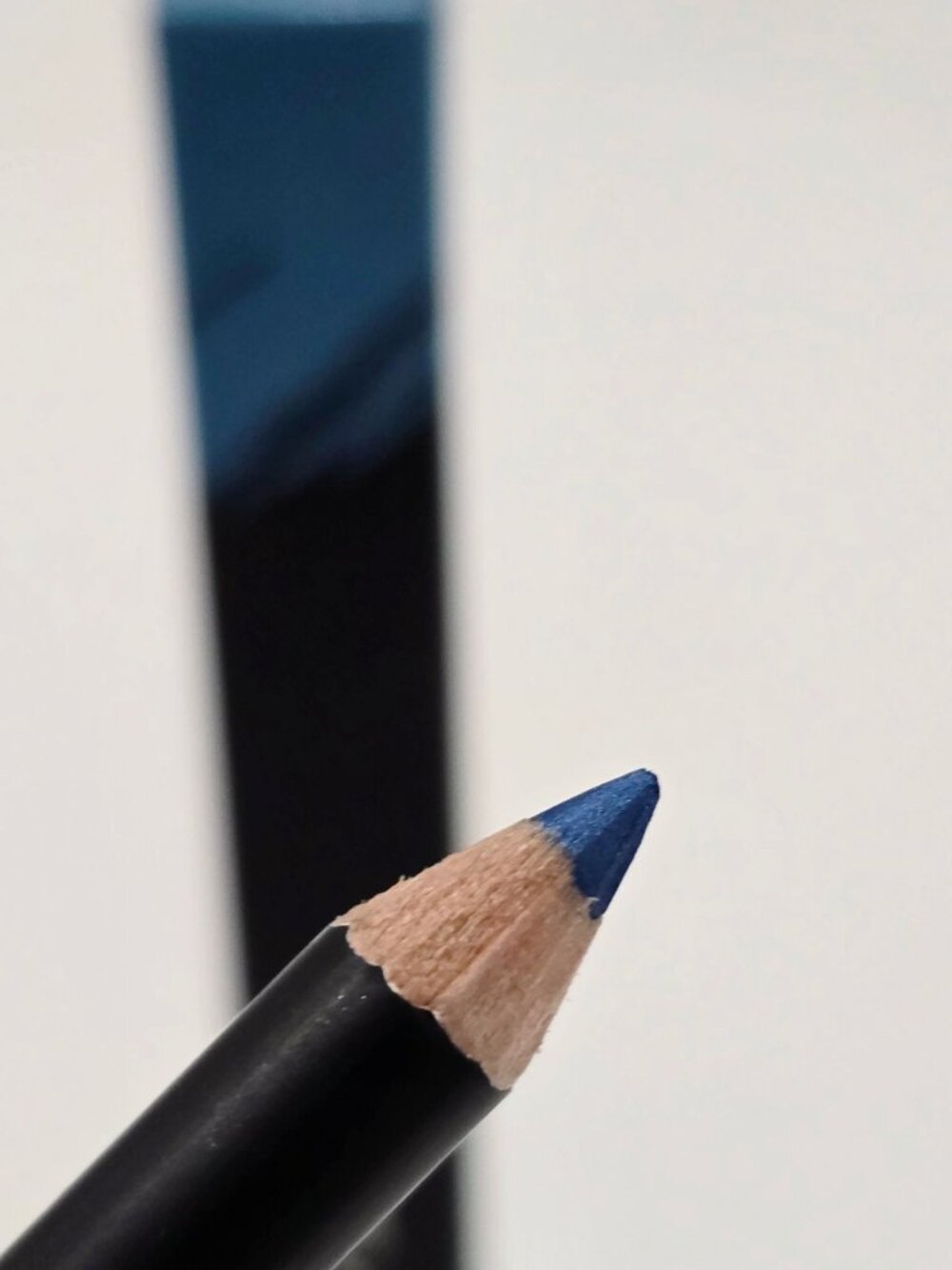 Morphe ✦ Harper Color Pencil ✦ Electric Blue Creamy Long‑Wear Lip Eye Liner 1.5g - Picture 6 of 8